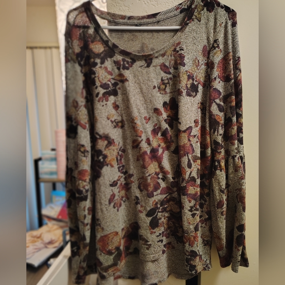 Gray with purple 💜 🟣 flowers andlong sleeve size extra large